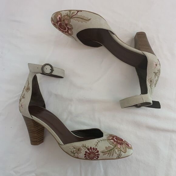 🌻Floral Embroidered Women’s Heels - Picture 3 of 7